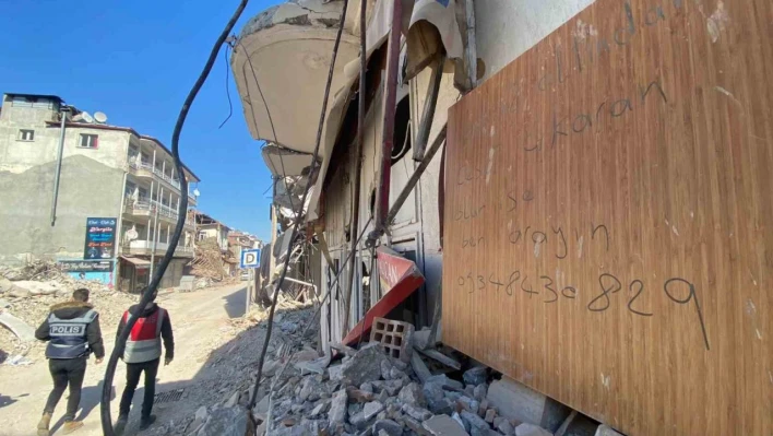 Hatay'da enkazda yakınlarını bulamayınca mesaj bıraktı: 'Enkazda ceset çıkaran olur ise beni arasın'