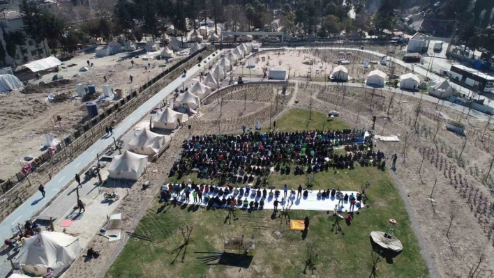 Hatay'da enkazların gölgesinde cuma namazı dron ile görüntülendi