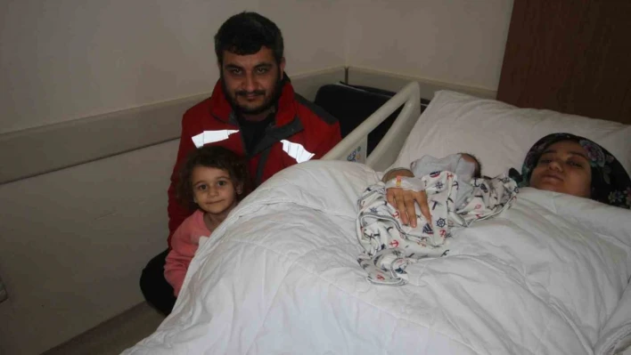 Hatay'da evlerin yıkılan aile Konya'da dünyaya gelen bebeklerinin buruk sevincini yaşadı