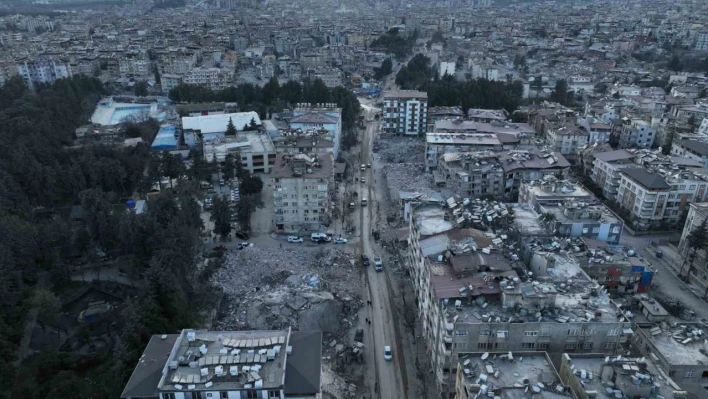 Hatay'da hasarlı evlerin içi dron ile görüntülendi