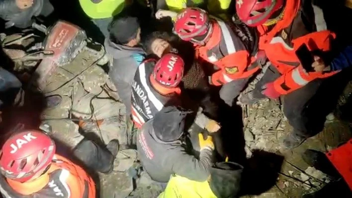 Hatay'da JAK ekipleri 76. saatte küçük kızı enkazdan sağ çıkardı