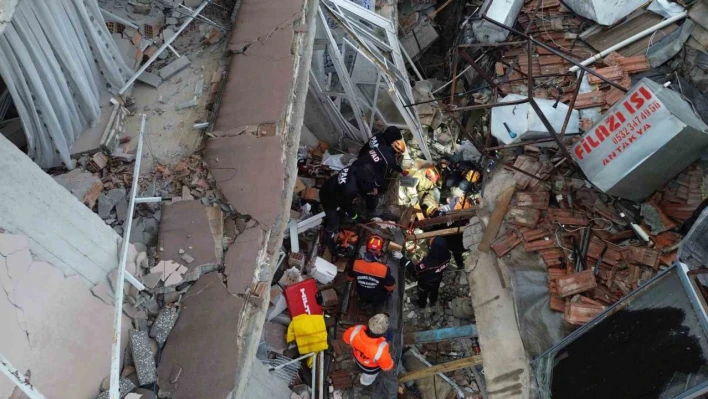 Hatay'da yaşanan 6.4'lük depremin ardından enkaz alanı günün ilk ışıklarıyla havadan görüntülendi