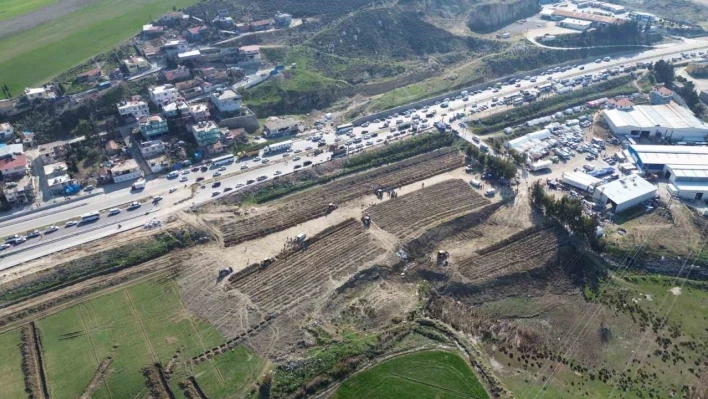 Hatay'da yeni oluşturulan mezarlıklarda defin işlemleri devam ediyor