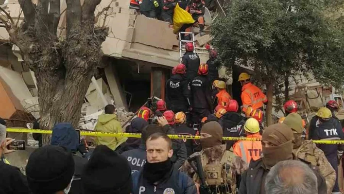 Hatay Gazi Mahallesi'ndeki enkazdan 3 ceset çıkartıldı