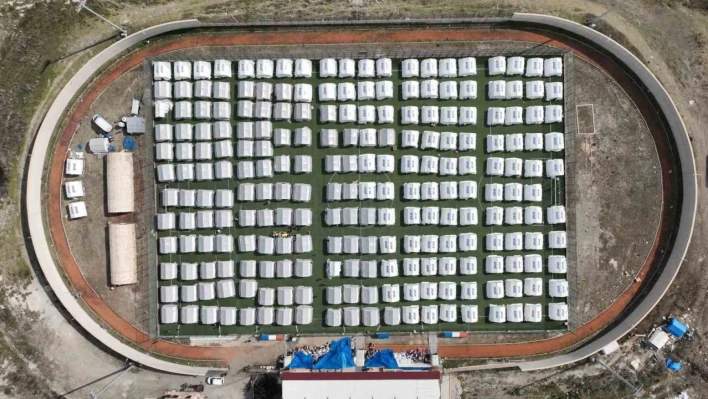 Hatay Samandağ Stadyumu'na kurulan çadır kent dron ile görüntülendi