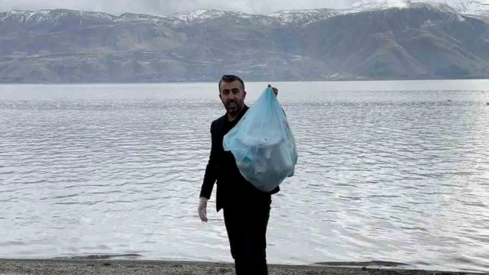 Hazar Gölü çevresindeki çöpleri elleri ile tek tek topladı