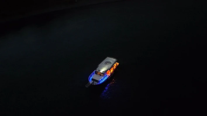 Hazar Gölü'nün gece görüntüleri İstanbul'u aratmadı
