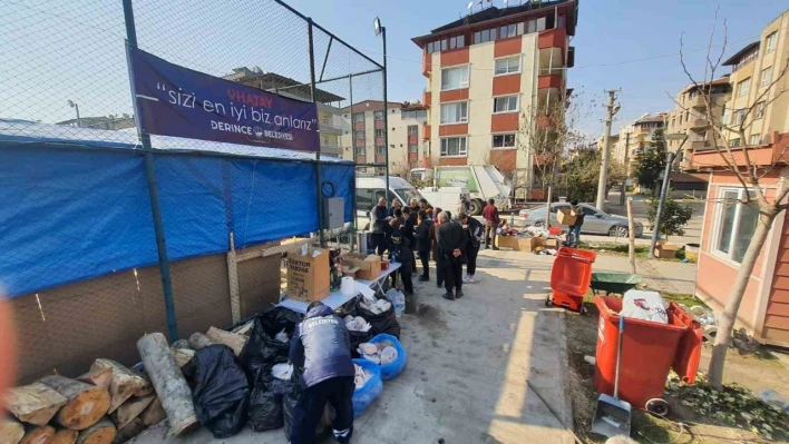 Hem arama kurtarmada hem de aşevi hizmetinde görev başındalar