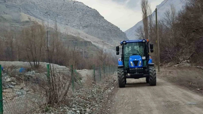 Her yıl yenisini aldığı traktörünü tarla için değil gezmek için kullanıyor