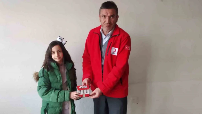 Hisarcık'ta ilkokul öğrencisi Erva, kumbarasındaki harçlıklarını depremzedelere bağışladı