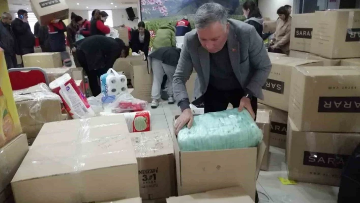 Honaz Belediyesi deprem bölgesine 3 yardım tırı gönderdi