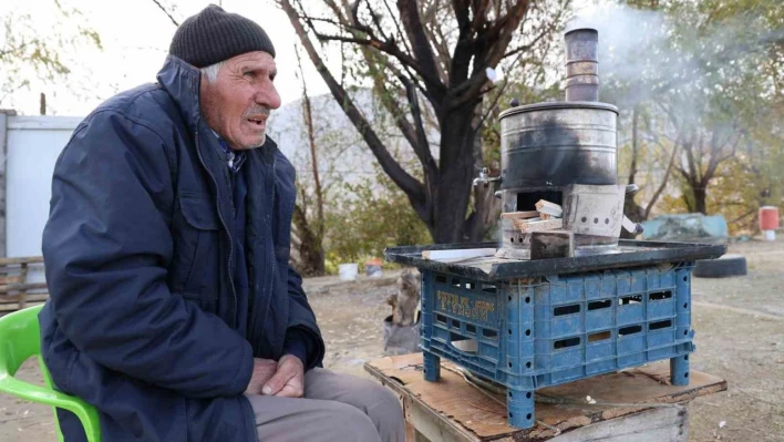 İçinde yaşadığı ve iş yeri olduğu barakası yandı, 75 yaşında zor durumda kaldı