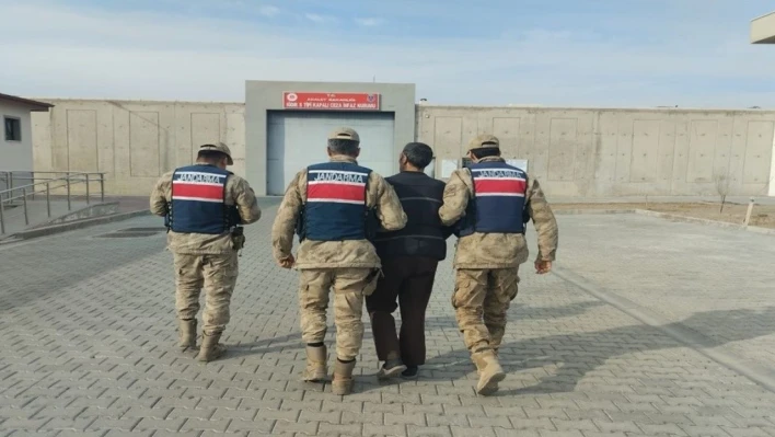 Iğdır'da cinayetten hüküm giyen baba ve oğlu evin içindeki özel bölmelerde yakalandı