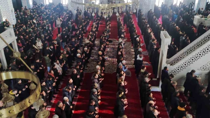Iğdır'da depremde hayatını kaybedenler için gıyabi cenaze namazı kılındı