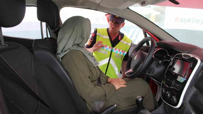 Iğdır'da Jandarma Mobil Eğitim Tırı ve Emniyet Kemeri Simülasyon Aracı ile Uygulamalı Trafik Eğitimi