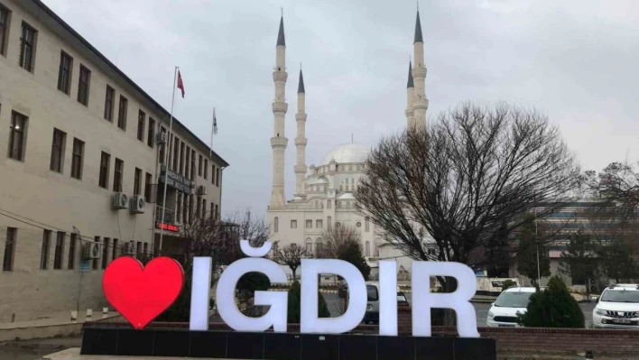 Iğdır'da yağmur ve sis etkili oluyor