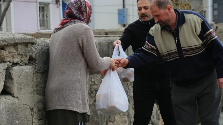 İhtiyaç sahibi vatandaşlara iftar yemeği dağıtılıyor