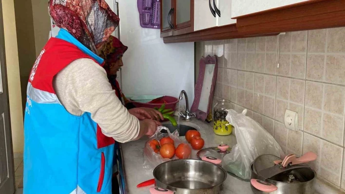 İhtiyaç sahiplerinin temizliği ve iftarı 'Vefa' ekibinden