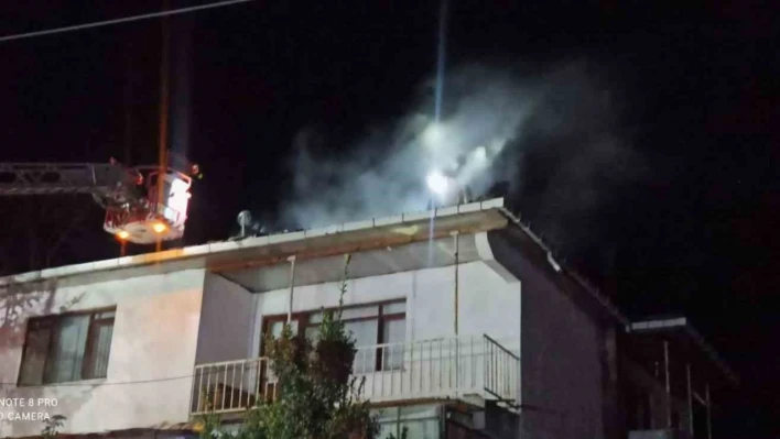 İki katlı evin bacasında çıkan yangın söndürüldü
