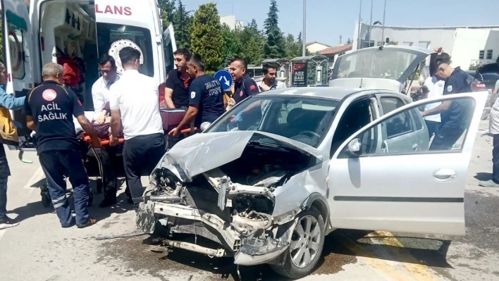 İki otomobil çarpıştı: 4 kişi yaralandı