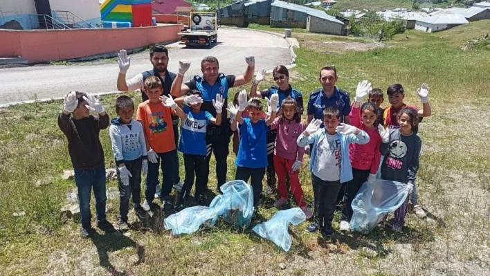 İlkokul öğrencileri polis ağabeyleriyle çevreyi temizledi