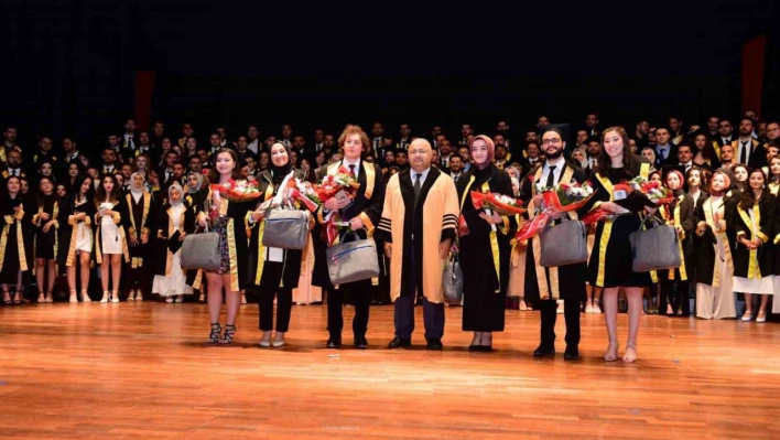 İnönü Üniversitesi Tıp Fakültesi'nde mezuniyet coşkusu