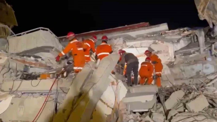 İnsani Yardım Tugayı, arama-kurtarma çalışmalarına gece boyunca devam etti