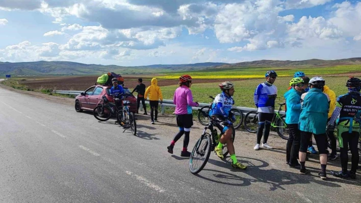 İranlı turistler Van Gölü'ne dikkat çekmek için pedal çevirdi