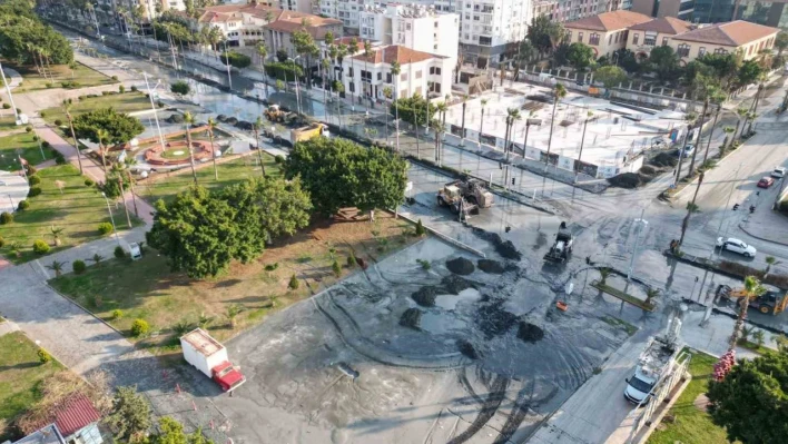 İskenderun'da deniz suyu altında kalan sahil kesiminde tahliye ve temizlik çalışması