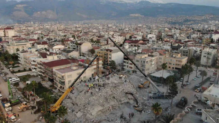 İskenderun Limanı'ndaki yangının soğutma çalışmaları karadan ve denizden devam ediyor