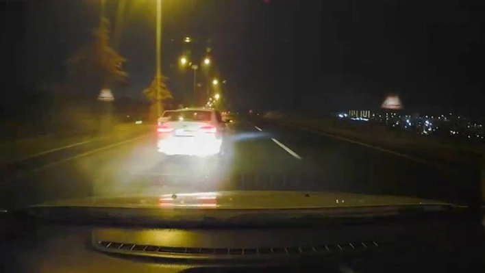 Islak yolda makas atan sürücü, kameraya yansıdı