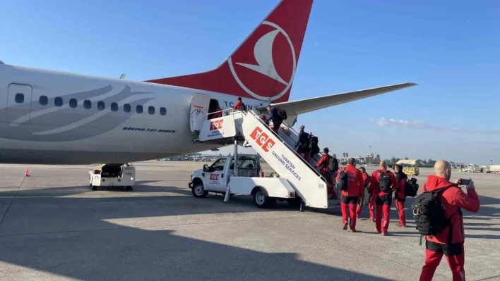 İspanyol kurtarma ekibi güllerle uğurlandı: 'Güle güle Türkiye'