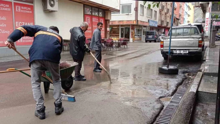 İspir'de altyapı çöktü, iş yerlerini su bastı