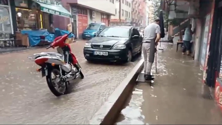 İspir'de iş yerlerini su bastı, esnaf temizlemek için seferber oldu