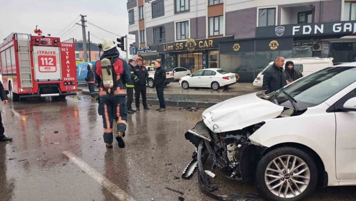 İtfaiyeye çarpan aracı sırtlarında tüplerle ittiler