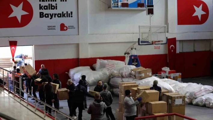 İzmirli belediyeler, depremzedelere yardımlarını sürdürüyor