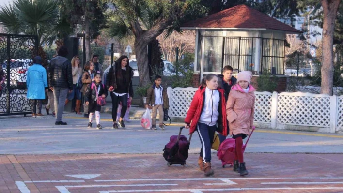 İzmirli öğrenciler, depremzede arkadaşları ile ders başı yaptı