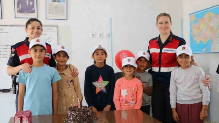 Jandarma ekipleri öğrencilerle bir araya geldi