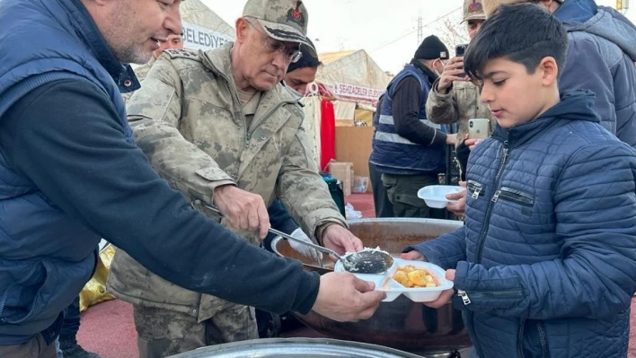 Jandarma Genel Komutanı Orgeneral Çetin, depremzedelere yemek dağıttı