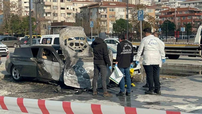 Kadiköy'de hastane otoparkında otomobil alev alev yandı