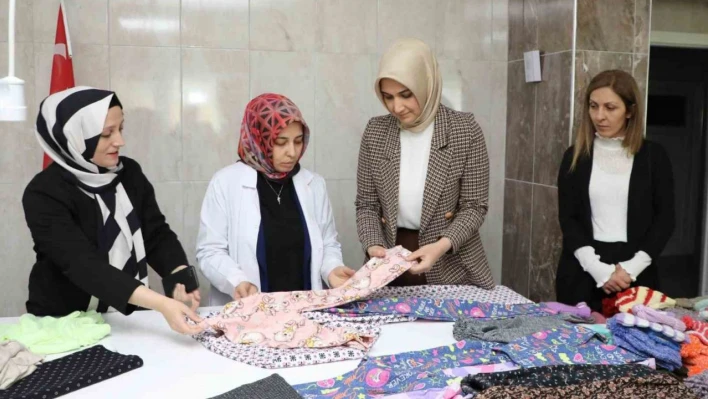 Kadın kültür Evi'nde depremzedeler için binlerce ürün dikildi