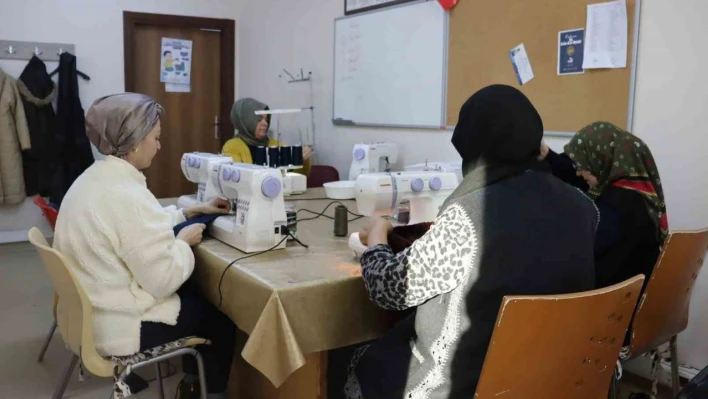 Kadın kursiyerler, deprem bölgesindeki çocuklar için eşofman takımı üretiyor