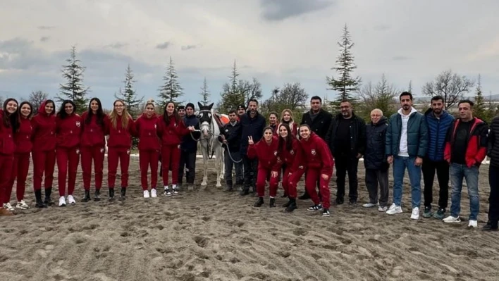 Kadın voleybolcular at binerek stres attı