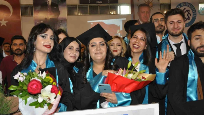 Kafkas Üniversitesi'nde mezuniyet coşkusu