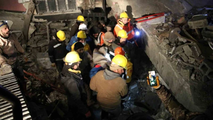 Kahramanmaraş'ta 65 saat sonra bir kişi daha enkazdan sağ kurtarıldı