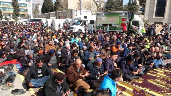 Kahramanmaraş'ta depremde ölenler için eller semaya açıldı