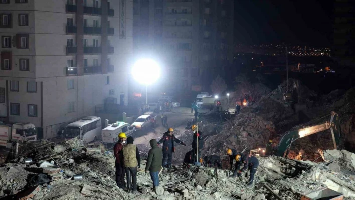 Kahramanmaraş'ta gece boyunca enkaz altındaki yakınlarından haber beklediler