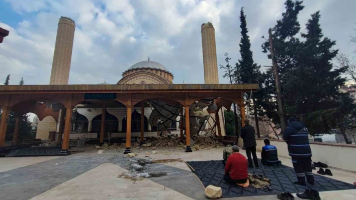 Kahramanmaraş'ta yıkılan caminin avlusunda ibadetlerini gerçekleştiriyorlar