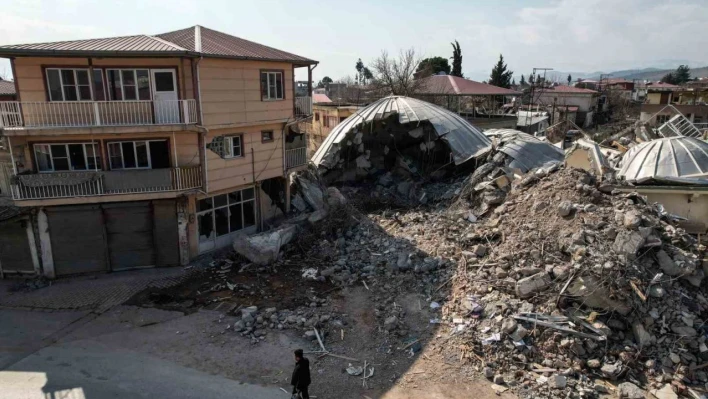 Kahramanmaraş'taki depremde kubbesi ve minaresi yıkılan camii havadan görüntülendi