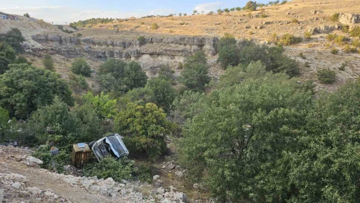 Kamyonet şarampole yuvarlandı, sürücü yaralandı